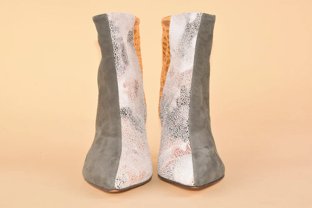 Byte Size Beauty - Stivaletto con tacco in pelle patchwork - immagine 8