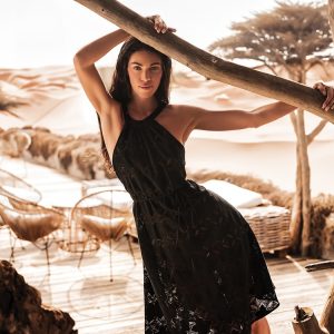 Panaji PJ25E 41205 00
Abito midi con scollo all’ americana
e cinturino