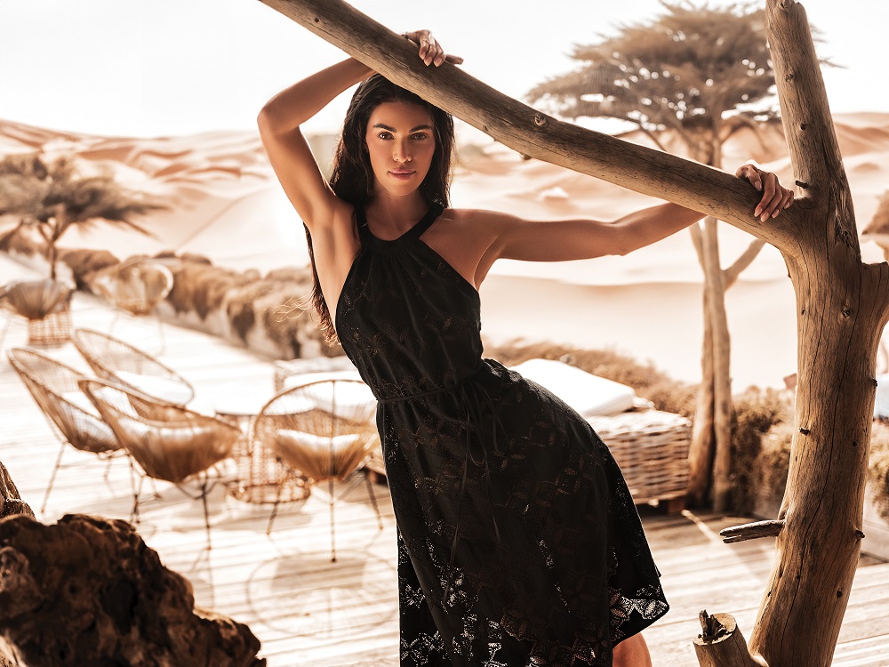 Panaji PJ25E 41205 00
Abito midi con scollo all’ americana
e cinturino