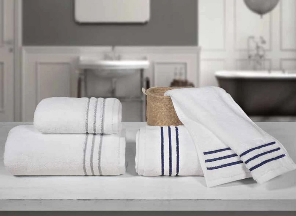 Jolie Soffio Chic Set Asciugamano + Ospite Spugna Tinta Unita
con Bordo ricamato - immagine 2